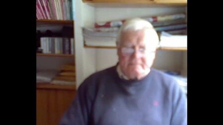 il nonno si viene davanti alla telecamera
