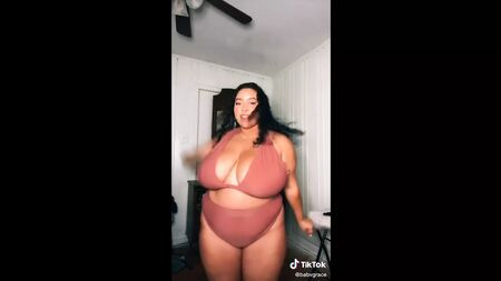 Fan di TikTok amanti del seno prosperoso