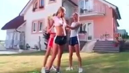 Ragazze in pantaloncini e scarpe sportive Adidas