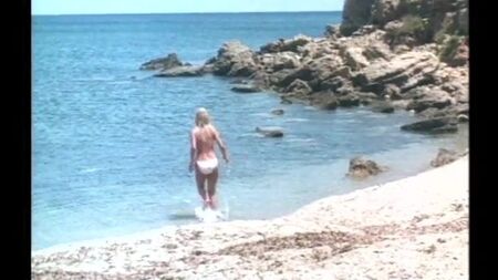 Lydia Cornell: una ragazza sexy in topless