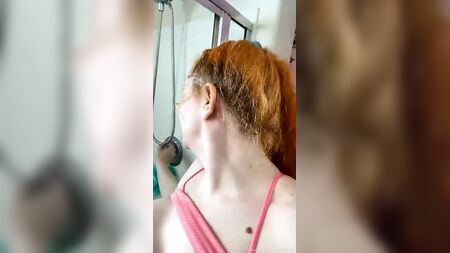 Il reggiseno sotto il seno di Penny - Yoga in topless