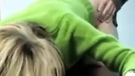 Ragazza in maglione verde scopa in una stanza d'albergo