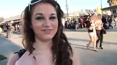 Una ragazza si scopa un uomo più grande