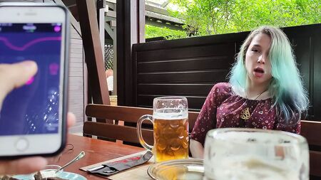 Ho controllato a distanza l'orgasmo della mia sorellastra in un pub!