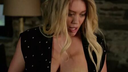 Hilary Duff - Younger (scoppio di seno censurato)
