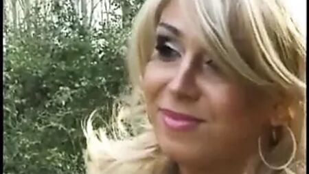 donna con il pene in campagna