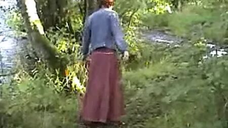 Una moglie esibizionista matura si masturba in riva al fiume