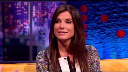 Le gambe mozzafiato di Sandra Bullock