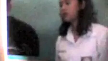 Indonesiani delle scuole superiori si danno al sesso in un internet café