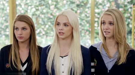 Elsa Jean, Rachel James e Sydney Cole con 3 ragazzi di colore