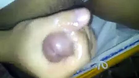 Uomo che si masturba 01