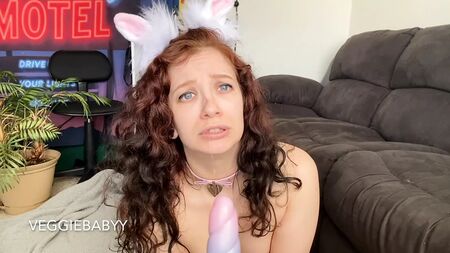 Un signore punisce un coniglietto birichino con giocattoli enormi e una stimolazione eccessiva - video porno completo di veggiebabyy