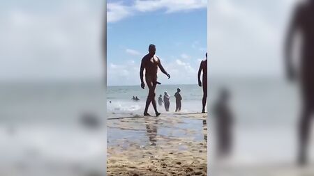 Cazzo grosso e dritto in spiaggia