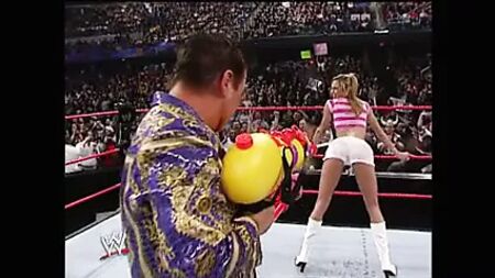 WWE - Stacy Keibler in pantaloncini bianchi, bagnata da una pistola ad acqua