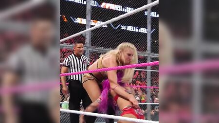 WWE - Sasha Banks viene scaraventata a terra da Charlotte Flair