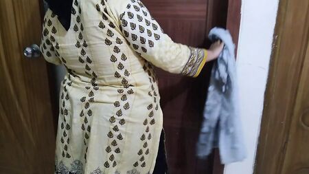 (La zia punjabi e la sua scopata selvaggia con il figlio) Zia indiana sexy scopata dal figliastro mentre pulisce casa - Sesso hard
