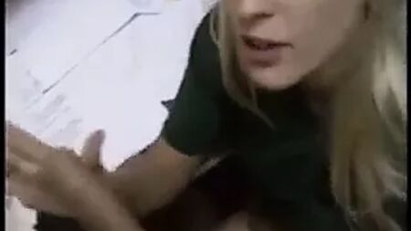 Una ragazza ceca si fa scopare e ha un orgasmo con squirting al lavoro
