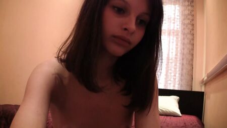 Liona, una ragazzina con il seno piccolo, in un selfie con collant neri
