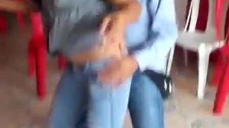 Queste piccole troiette in jeans fanno eccitare i ragazzi
