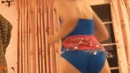 Lily Mo Sheen che scuote il sedere