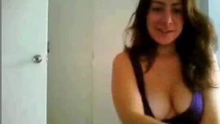 Ragazza brasiliana in webcam con un'amica