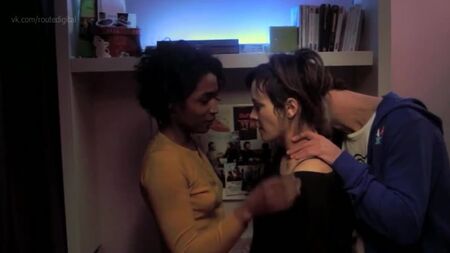 Sara Martins, Armelle Deutsch - Une idée en l'air (2014) HD 720p Nuda? Sexy! Guarda online