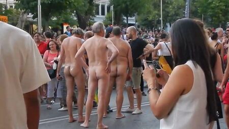 uomini nudi in pubblico