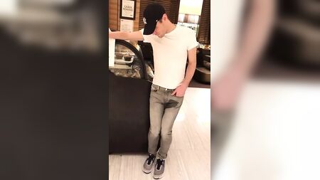 Un ragazzino si è fatto la pipì addosso in pubblico