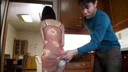 Una mamma giapponese seduce l'amico del figliastro - Capitolo 1