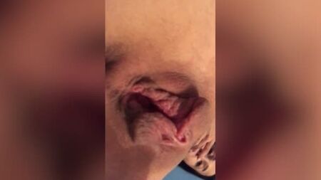 Una splendida mora si accarezza la figa pelata