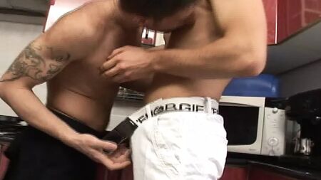 Due amici si lasciano andare a giochi sessuali gay e fanno sesso sfrenato e selvaggio in cucina