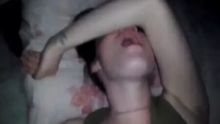 Una ragazza bianca sexy viene su un cazzo arabo