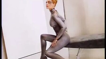 Jeri Ryan - Servizio fotografico del 1997 in tuta aderente argentata per Star Trek