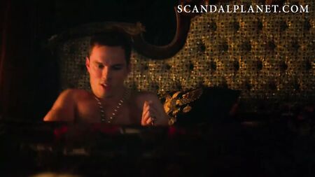 La scena di nudo di Elle Fanning in "The Great"