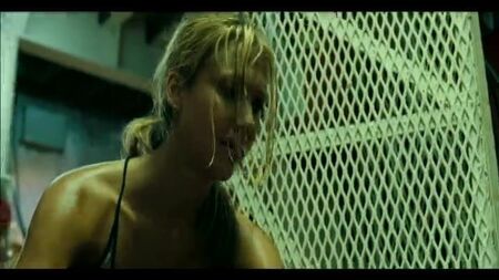 Jessica Alba: il capezzolo in vista in "Into the Blue" (versione lunga)