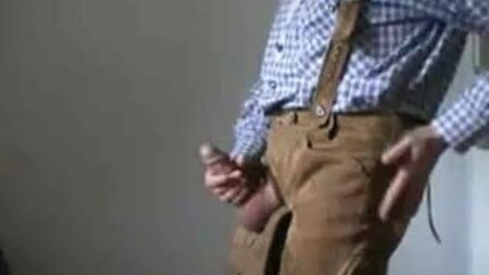 Il bavarese sfoggia i suoi Lederhosen