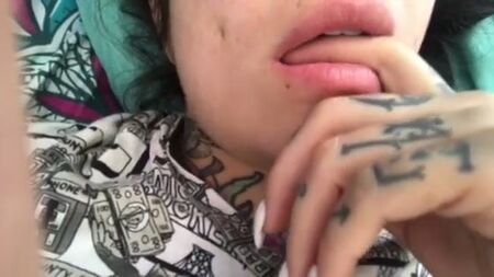 Valentina Davila SG si tocca il seno e la figa