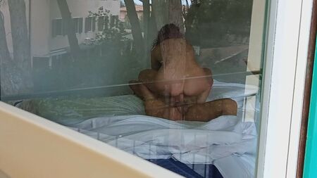 Un voyeur ha sorpreso dei vicini a scopare davanti a una finestra aperta; adoro guardare il culo di quella milf sexy mentre cavalca un cazzo enorme