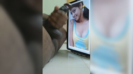 Il seno sensuale e candido di Pranitha