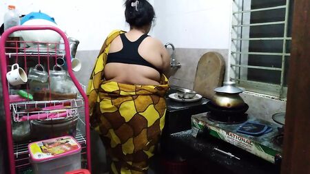 Come indossare un sari in cucina: la scopata di una zia sexy in stile tradizionale - (Una zia tamil di 55 anni scopa in cucina)