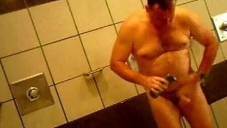 Spiata in una doccia pubblica!!!