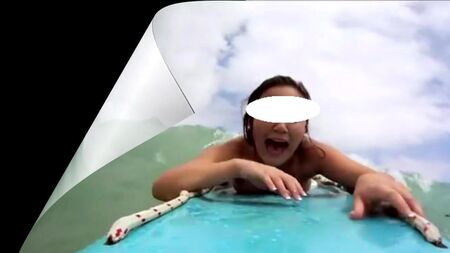 Il bikini di mia moglie le è scivolato via mentre nuotava