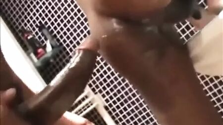 Il cazzo mostruoso di un papà arrapato contro una ragazzina indiana