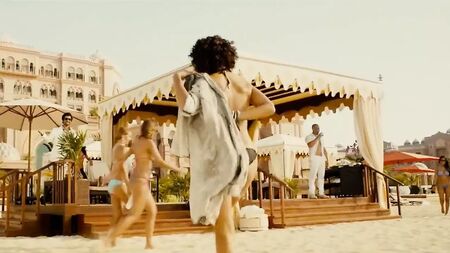 Nathalie Emmanuel in un bikini sexy