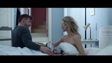 Synnøve Macody Lund (scivolo del capezzolo, non nudo) - Hjemsøkt (NO 2017) 1080p Guarda online