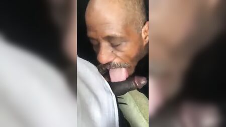Un senzatetto che succhia un cazzo nero e ingoia la sborra