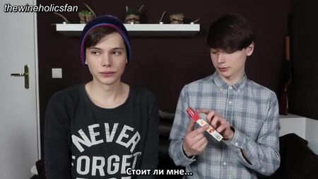 La sfida "Not Chapstick" / I wineholics. (sottotitoli in russo)