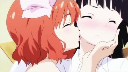 18 scene di baci in anime ecchi con Yuri