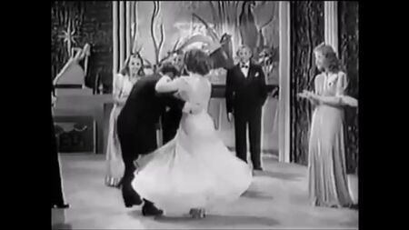 Shirley Temple nei panni di Annie balla il jitterbug nel film *Miss Annie Rooney* del 1942