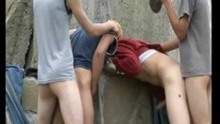 ragazzi appassionati di sneakers
